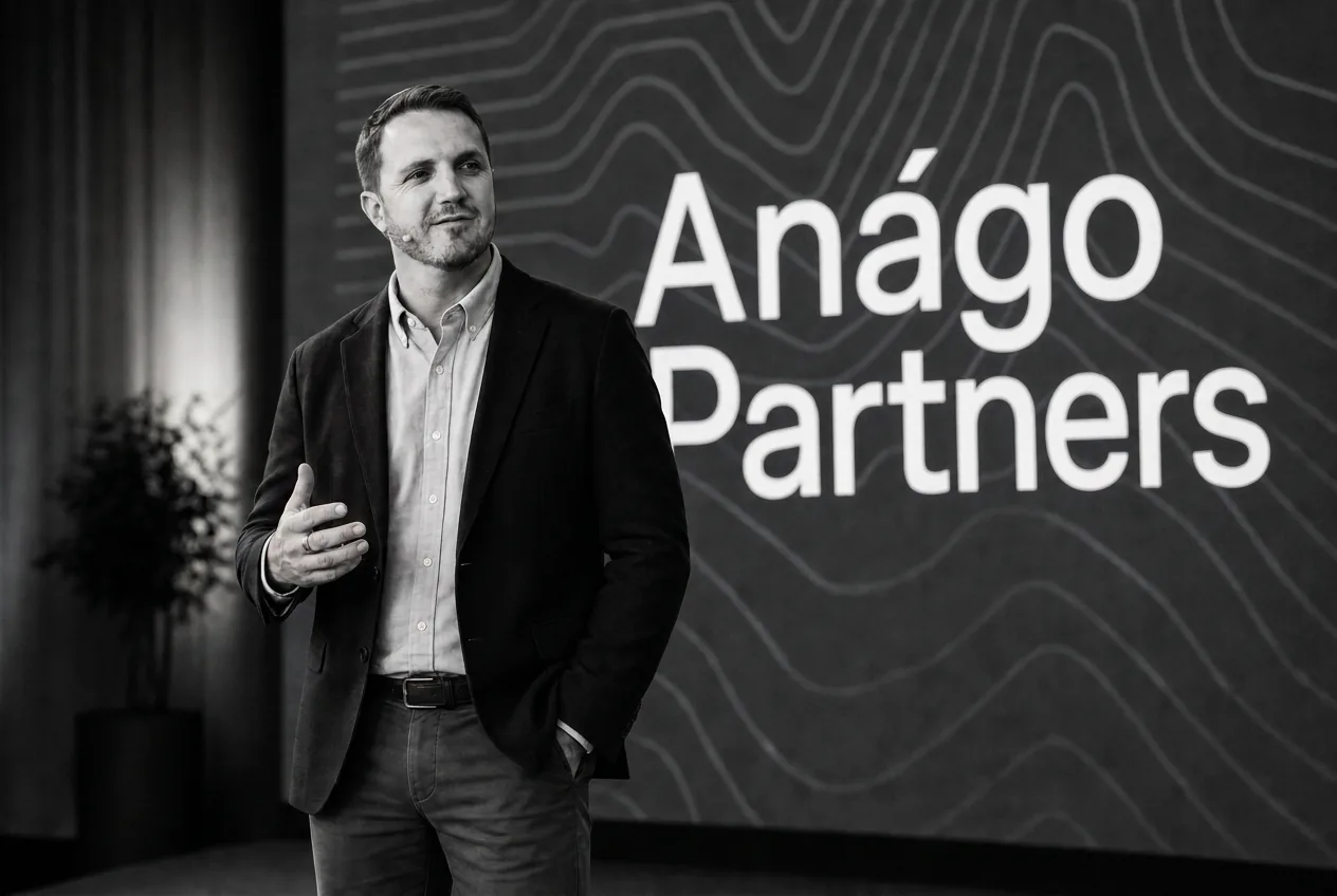 Stephen Hay presenting on leadership and organizational health in front of an Anágo Partners backdrop.